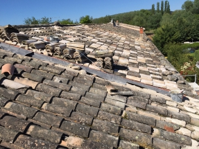 en cours de rénovation: toiture, rénovation de mas, terrassement, sous-oeuvre - Viguier maçonnerie à Apt, Bonnieux, Gargas, Gordes, Goult, Lacoste, Lourmarin, Maubec, Menerbes, Oppede, Roussillon, Rustrel, Saignon, St Saturnin, Villars en Luberon