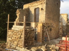 montage pierre: construction, rénovation de mas, béton, sous-oeuvre - Viguier maçonnerie à Apt, Bonnieux, Gargas, Gordes, Goult, Lacoste, Lourmarin, Maubec, Menerbes, Oppede, Roussillon, Rustrel, Saignon, St Saturnin, Villars en Luberon