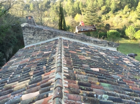 toiture tuiles anciennes: toiture, rénovation de mas, terrassement, sous-oeuvre - Viguier maçonnerie à Apt, Bonnieux, Gargas, Gordes, Goult, Lacoste, Lourmarin, Maubec, Menerbes, Oppede, Roussillon, Rustrel, Saignon, St Saturnin, Villars en Luberon