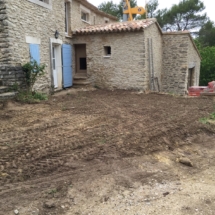 terrasse en gravillon 2: auvent, terrasse, plage, terrassement, restanque - Viguier maçonnerie à Apt, Bonnieux, Gargas, Gordes, Goult, Lacoste, Lourmarin, Maubec, Menerbes, Oppede, Roussillon, Rustrel, Saignon, St Saturnin, Villars en Luberon