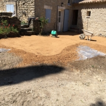 terrasse en gravillon 3: auvent, terrasse, plage, terrassement, restanque - Viguier maçonnerie à Apt, Bonnieux, Gargas, Gordes, Goult, Lacoste, Lourmarin, Maubec, Menerbes, Oppede, Roussillon, Rustrel, Saignon, St Saturnin, Villars en Luberon