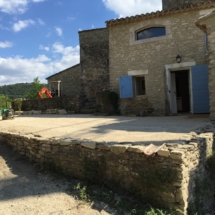 terrasse en gravillon 4: auvent, terrasse, plage, terrassement, restanque - Viguier maçonnerie à Apt, Bonnieux, Gargas, Gordes, Goult, Lacoste, Lourmarin, Maubec, Menerbes, Oppede, Roussillon, Rustrel, Saignon, St Saturnin, Villars en Luberon