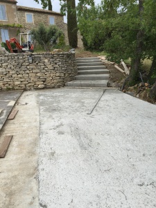 escalier et plage piscine, béton et pierre 3: auvent, terrasse, plage, terrassement, restanque - Viguier maçonnerie à Apt, Bonnieux, Gargas, Gordes, Goult, Lacoste, Lourmarin, Maubec, Menerbes, Oppede, Roussillon, Rustrel, Saignon, St Saturnin, Villars en Luberon