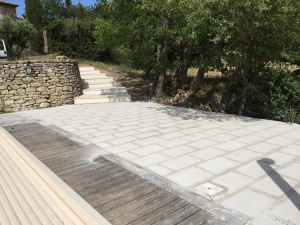 escalier et plage piscine, béton et pierre 5: auvent, terrasse, plage, terrassement, restanque - Viguier maçonnerie à Apt, Bonnieux, Gargas, Gordes, Goult, Lacoste, Lourmarin, Maubec, Menerbes, Oppede, Roussillon, Rustrel, Saignon, St Saturnin, Villars en Luberon