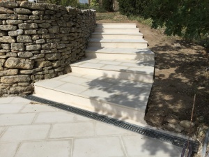 escalier et plage piscine, béton et pierre 7: auvent, terrasse, plage, terrassement, restanque - Viguier maçonnerie à Apt, Bonnieux, Gargas, Gordes, Goult, Lacoste, Lourmarin, Maubec, Menerbes, Oppede, Roussillon, Rustrel, Saignon, St Saturnin, Villars en Luberon